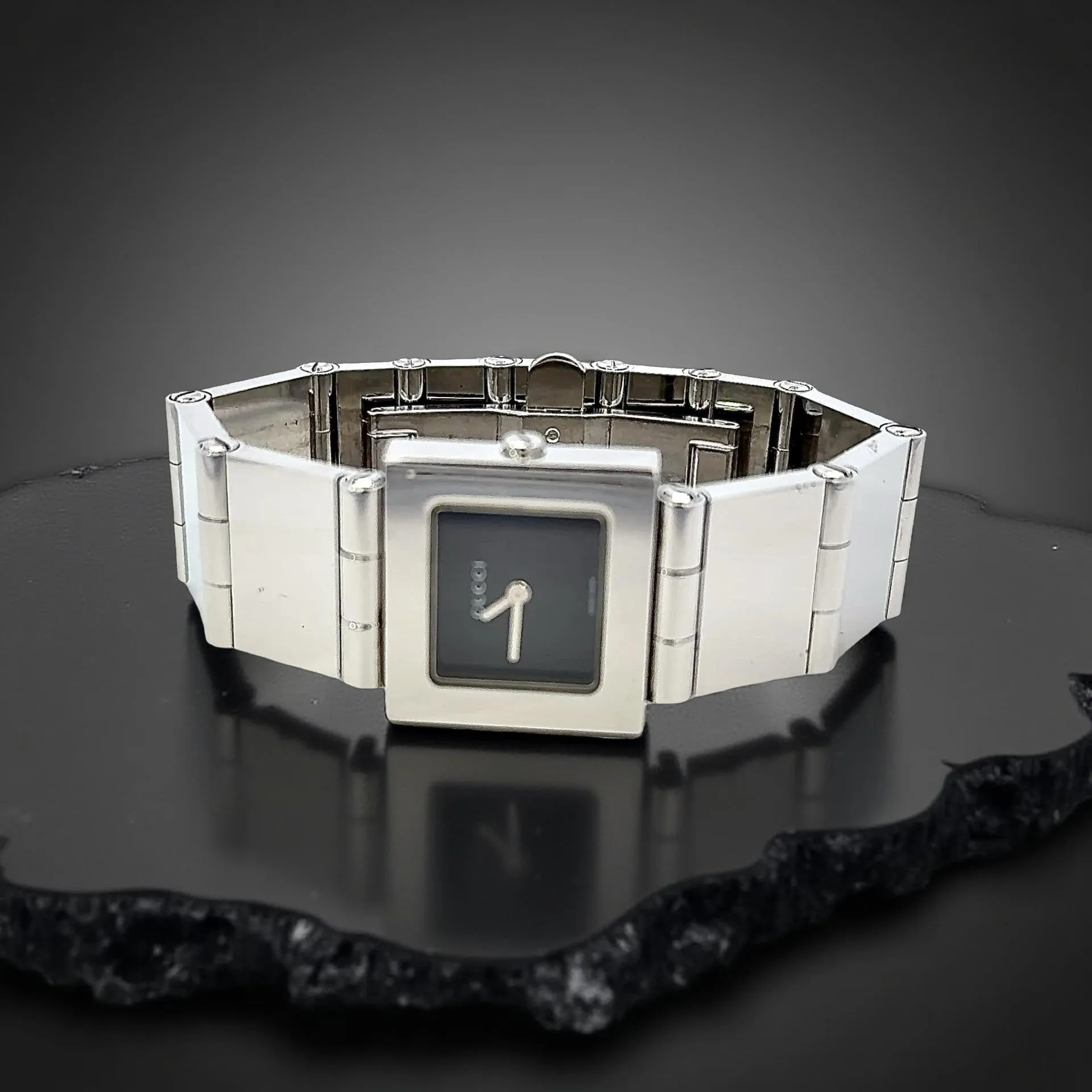 Gucci Stainless Steel Water Resistant Swiss Made Wristwatch 6" Estate G52