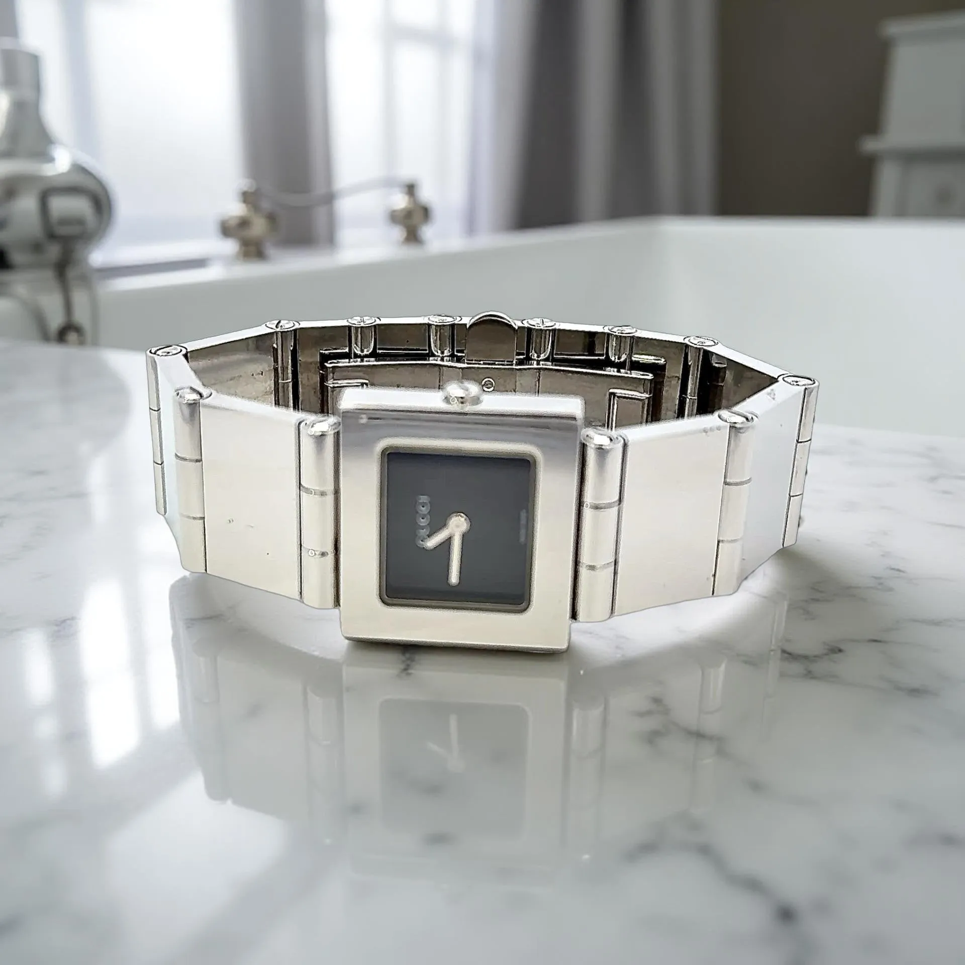 Gucci Stainless Steel Water Resistant Swiss Made Wristwatch 6" Estate G52
