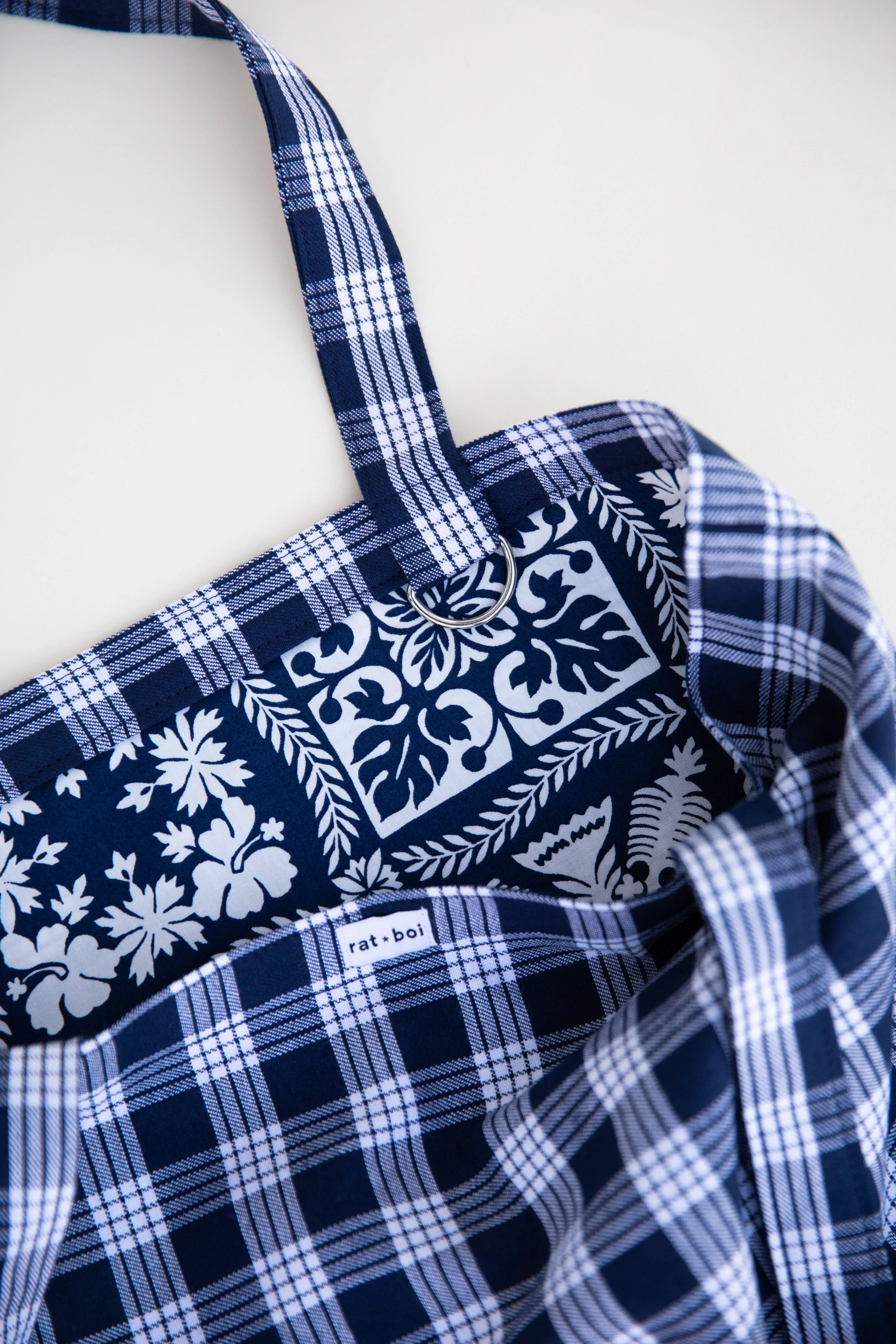 REVERSIBLE EASY TOTE BAG IN NAVY PALAKA